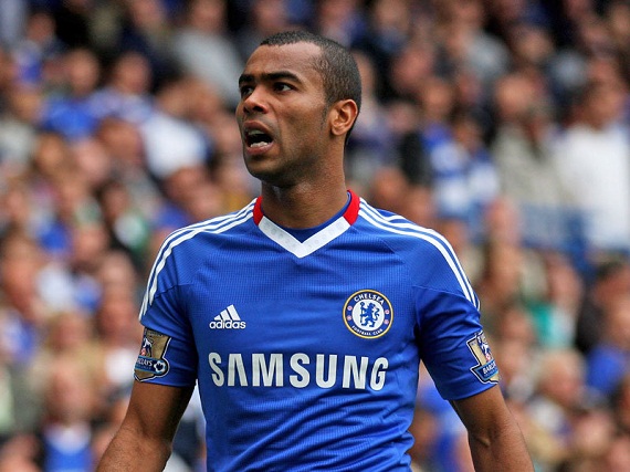 Mẹ đẻ tiết lộ tương lai Ashley Cole 1