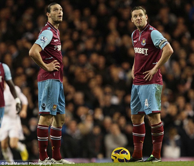 CĐV West Ham, Tottenham khẩu chiến quyết liệt trên khán đài 2