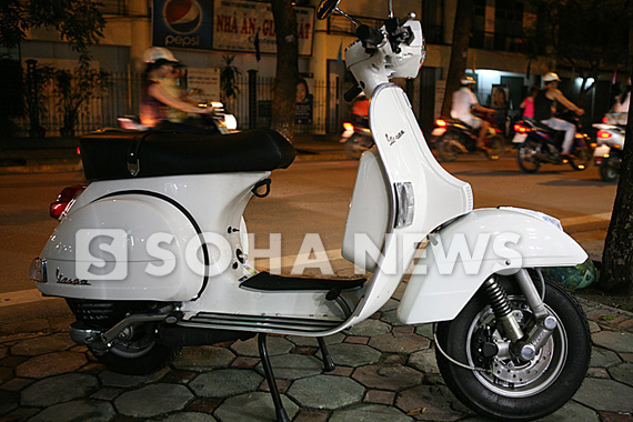 choang-voi-gia-piaggio-px-125-nhap-tai-ha-noi