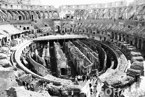 Colosseo, đấu trường Giác đấu nổi tiếng tại Roma.