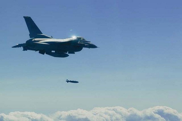 F-16 của không quân Mỹ F-16 ném bom tấn công trực tiếp (JDAM) trong năm 2009.