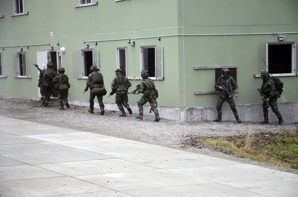 Xem quân đội Thụy Điển huấn luyện, tập trận bắn đạn thật 12
