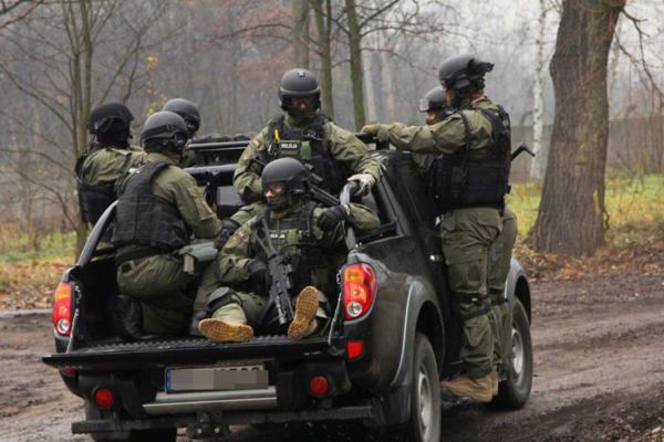 Xem cảnh sát chống khủng bố của Ba Lan tập chiến thuật 9