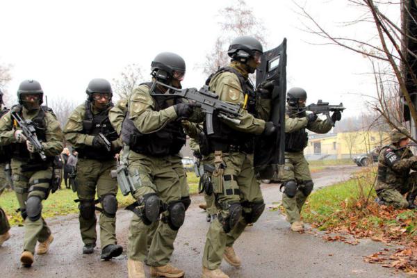 Xem cảnh sát chống khủng bố của Ba Lan tập chiến thuật 13