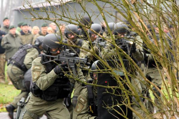 Xem cảnh sát chống khủng bố của Ba Lan tập chiến thuật 14