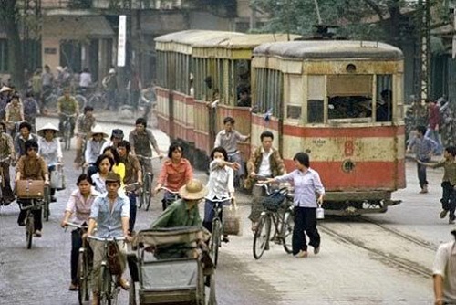 ngam-xich-lo-tau-dien-lan-banh-giua-pho-phuong-ha-noi