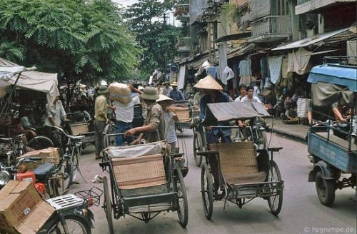 ngam-xich-lo-tau-dien-lan-banh-giua-pho-phuong-ha-noi