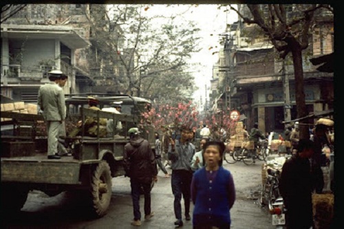 ngam-xich-lo-tau-dien-lan-banh-giua-pho-phuong-ha-noi