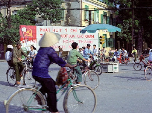 ngam-xich-lo-tau-dien-lan-banh-giua-pho-phuong-ha-noi