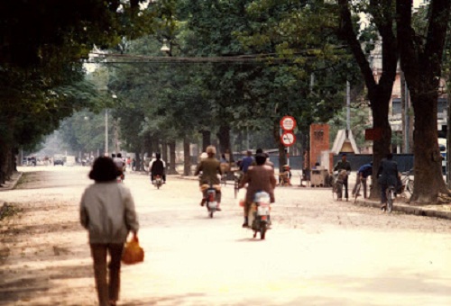 ngam-xich-lo-tau-dien-lan-banh-giua-pho-phuong-ha-noi