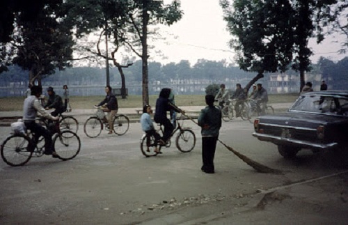 ngam-xich-lo-tau-dien-lan-banh-giua-pho-phuong-ha-noi