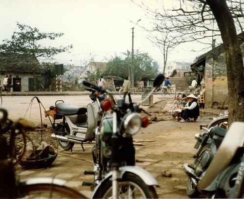 ngam-xich-lo-tau-dien-lan-banh-giua-pho-phuong-ha-noi