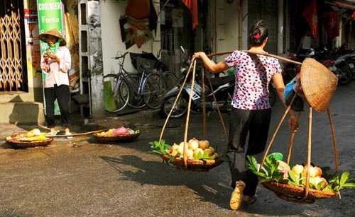 chum-anh-quang-ganh-nang-triu-doi-vai-nguoi-phu-nu-viet