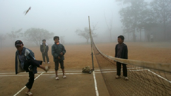 chum-anh-ngo-nghinh-tro-choi-cua-tre-em-vung-cao