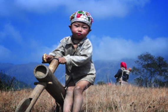 chum-anh-ngo-nghinh-tro-choi-cua-tre-em-vung-cao