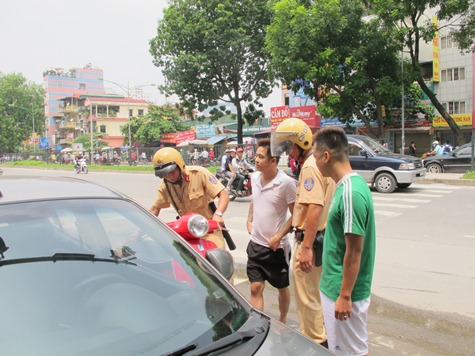 csgt-xu-ly-hang-loat-hoc-sinh-chua-du-tuoi-lai-xe-khong-mu-bao-hiem