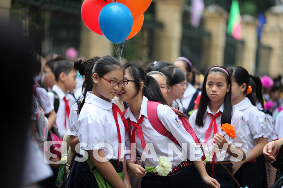 video-hoc-sinh-thu-do-tung-bung-khai-giang-nam-hoc-moi