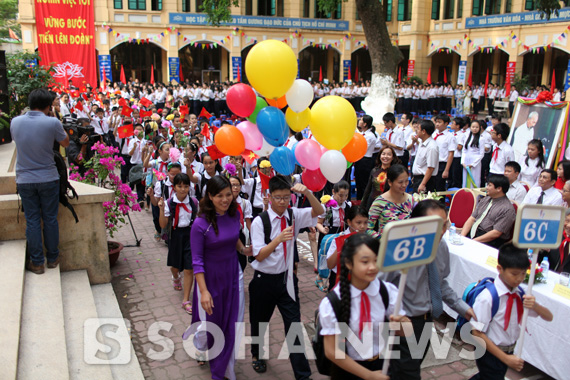 video-hoc-sinh-thu-do-tung-bung-khai-giang-nam-hoc-moi