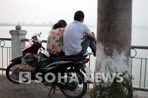 chum-anh-cac-cap-doi-tinh-tu-duoi-troi-thu-ha-noi