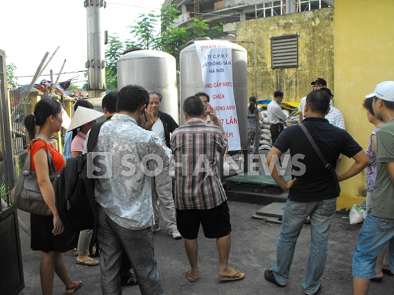 ha-noi-hang-tram-ho-dan-phai-dung-nuoc-nhiem-doc-nang