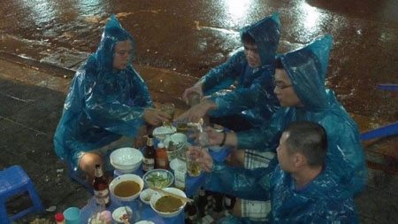 Không gì tuyệt vời hơn việc tham gia ăn nhậu cùng bạn bè trong không khí hài hước và ấm cúng của Việt Nam. Nhấn vào ảnh để xem những khoảnh khắc đáng nhớ trong tiệc trà đạo.