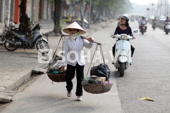 chum-anh-nhung-nguoi-phu-nu-quanh-nam-ganh-gong