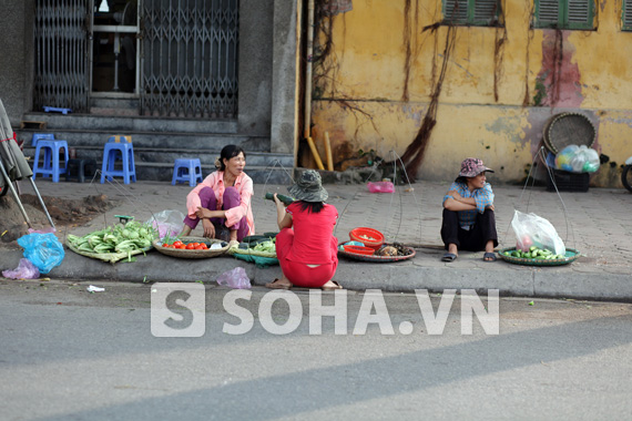 chum-anh-nhung-nguoi-phu-nu-quanh-nam-ganh-gong