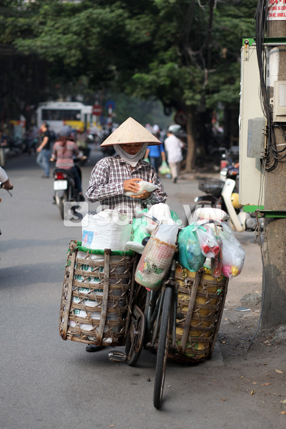 chum-anh-nhung-nguoi-phu-nu-quanh-nam-ganh-gong