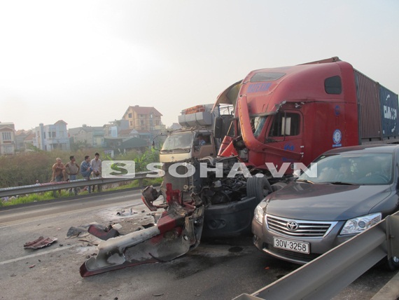 phong-nhanh-hai-container-huc-nhau-tren-duong-vanh-dai-3