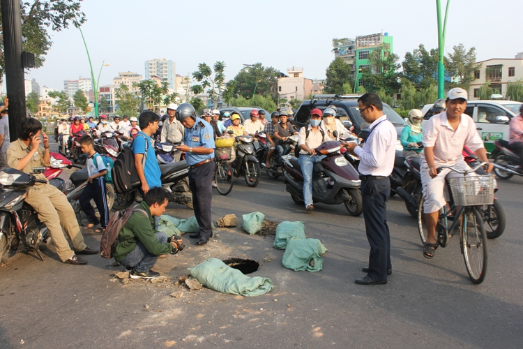 tphcm-bat-ngo-xuat-hien-lo-thung-tren-duong-tram-ti-dong