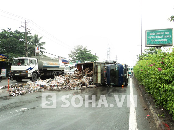 Tránh xe máy vượt đèn đỏ, xe tải "sõng soài" giữa đường 1