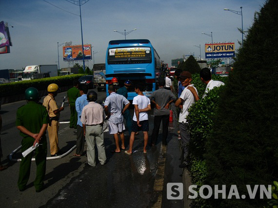 Xe khách biển Camphuchia bốc cháy, hành khách hốt hoảng tháo chạy 1