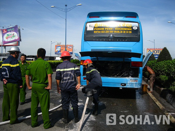 Xe khách biển Camphuchia bốc cháy, hành khách hốt hoảng tháo chạy 2