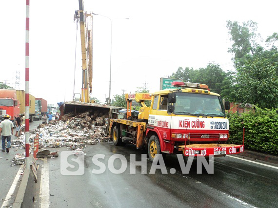 Tránh xe máy vượt đèn đỏ, xe tải "sõng soài" giữa đường 2