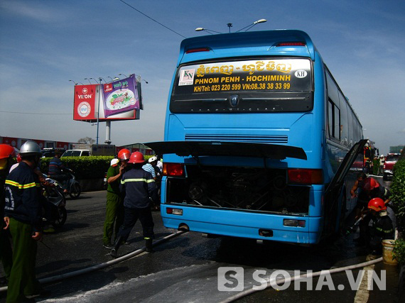 Xe khách biển Camphuchia bốc cháy, hành khách hốt hoảng tháo chạy 3