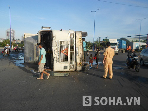 TP.HCM: Container lật nhào, tài xế mắc kẹt trong cabin 1