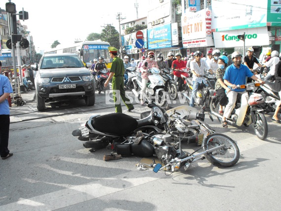 Ô tô "điên" tông liên tiếp vào xe máy, taxi tại ngã 3 Giải Phóng 1