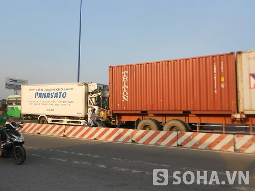 TP.HCM: Lao thẳng vào container, xe ben bẹp rúm đầu 1