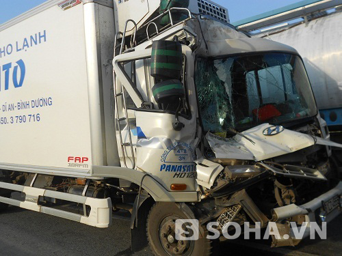 TP.HCM: Lao thẳng vào container, xe ben bẹp rúm đầu 2