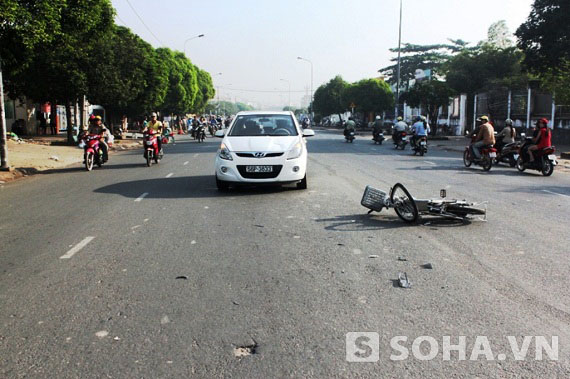 Qua đường không quan sát, hai chị em bị ô tô tông bất tỉnh 1