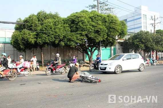 Qua đường không quan sát, hai chị em bị ô tô tông bất tỉnh 2