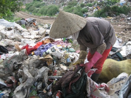 Người phụ nữ này cào rác bằng tay với đôi gang tay cũng là đồ nhặt được tại bãi rác này.