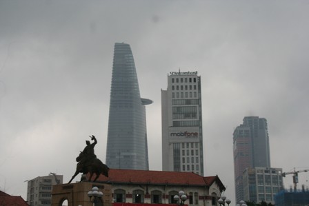 Tòa nhà cao nhất thành phố bị sương mù bao phủ