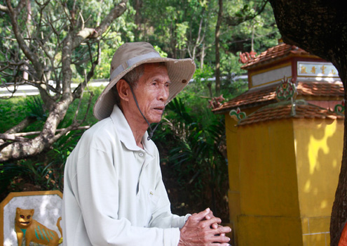 Ông Mãi ngồi trầm ngâm nhớ lại những tháng ngày đánh đổi sinh mạng với nghề tiều phu. Ảnh: Nguyễn Đông