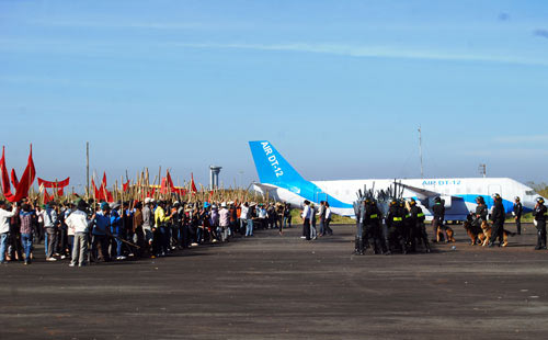 Lực lượng phòng chống bạo động xuất hiện và ngành chức năng tuyên truyền, vận động bà con trở về