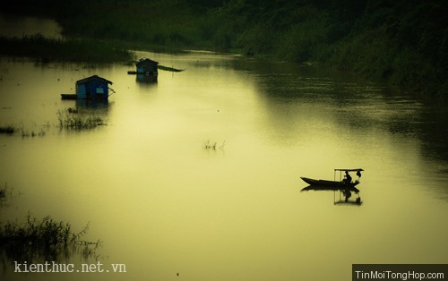 Zoom Hà Nội: Dấu ấn thời gian bên cây cầu Long Biên images1097044 Chieu vang tren song am thuc pictures kienthuc.net.vn Zoom Hà Nội: Dấu