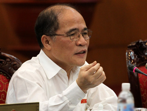 Theo Chủ tịch Quốc hội Nguyễn Sinh Hùng, trước khi bỏ phiếu tín nhiệm thì phải chuẩn bị phương án thay thế cán bộ. Ảnh: N.Hưng