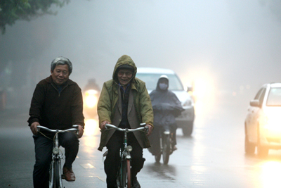 Sương mù khá dày đặc tại Hà Nội vào sáng sớm do có mưa rải rác gặp nền nhiệt thấp về đêm.