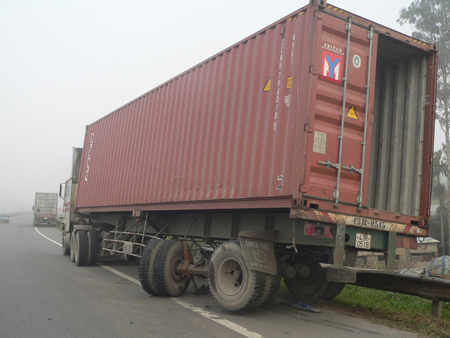 Xe container bị móp thùng và bị gãy bánh sau