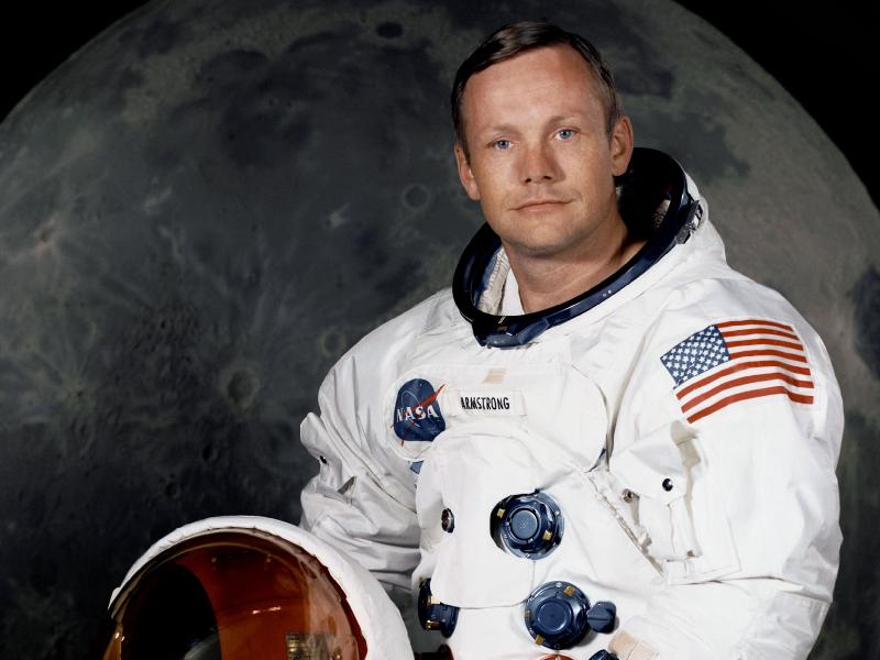 tt-my-yeu-cau-treo-co-ru-tuong-niem-neil-armstrong